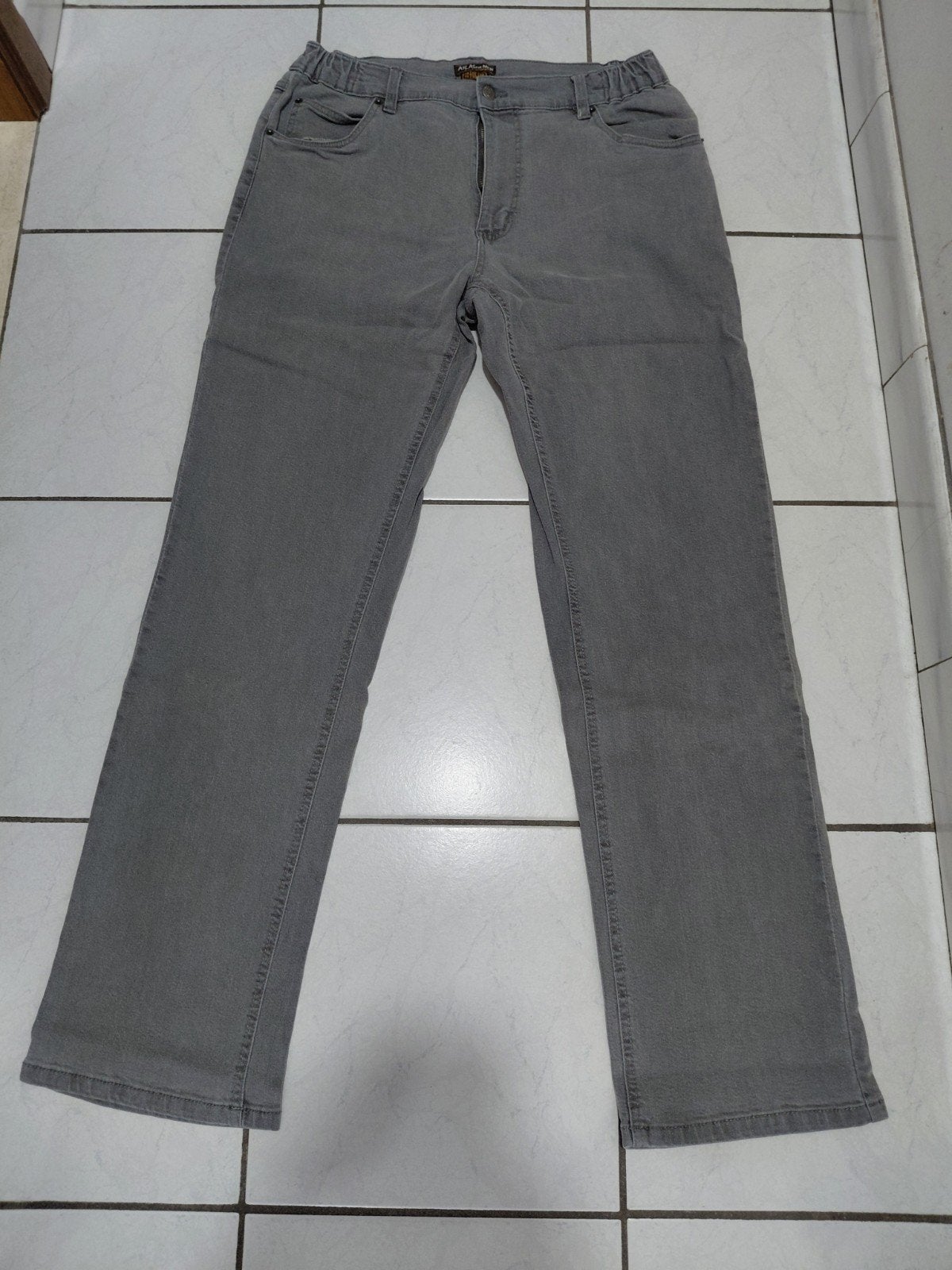 2 jeans broeken. Grijs en donkerblauw., Ophalen, Grijs