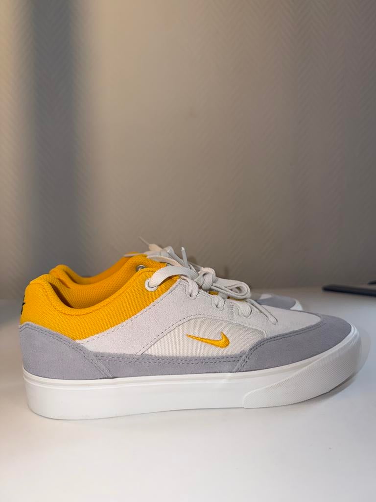 Nike SB Malor geel/grijs/platina unisex maat 36,5, Kleding | Dames, Schoenen, Ophalen of Verzenden, Nieuw, Geel