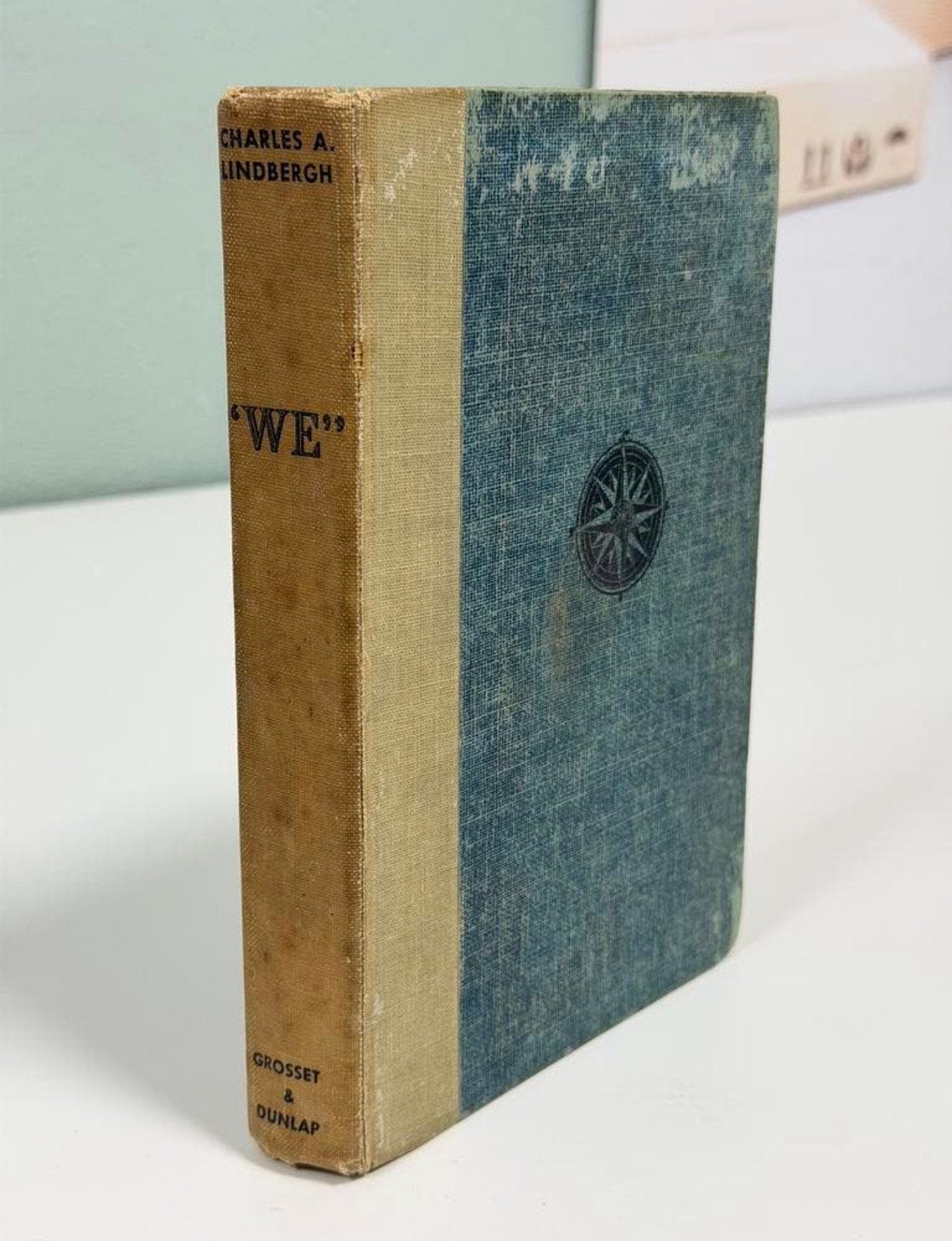 Ancien livre relié en « WE » de Charles A. Lindbergh, 1927, Antiquités & Art, Enlèvement ou Envoi