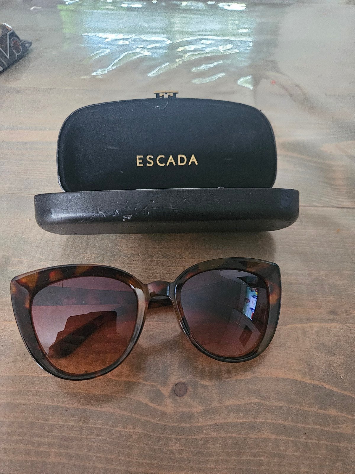 Coffret Escada avec lunettes de soleil (pas de marque, je cr, Enlèvement, Lunettes de soleil