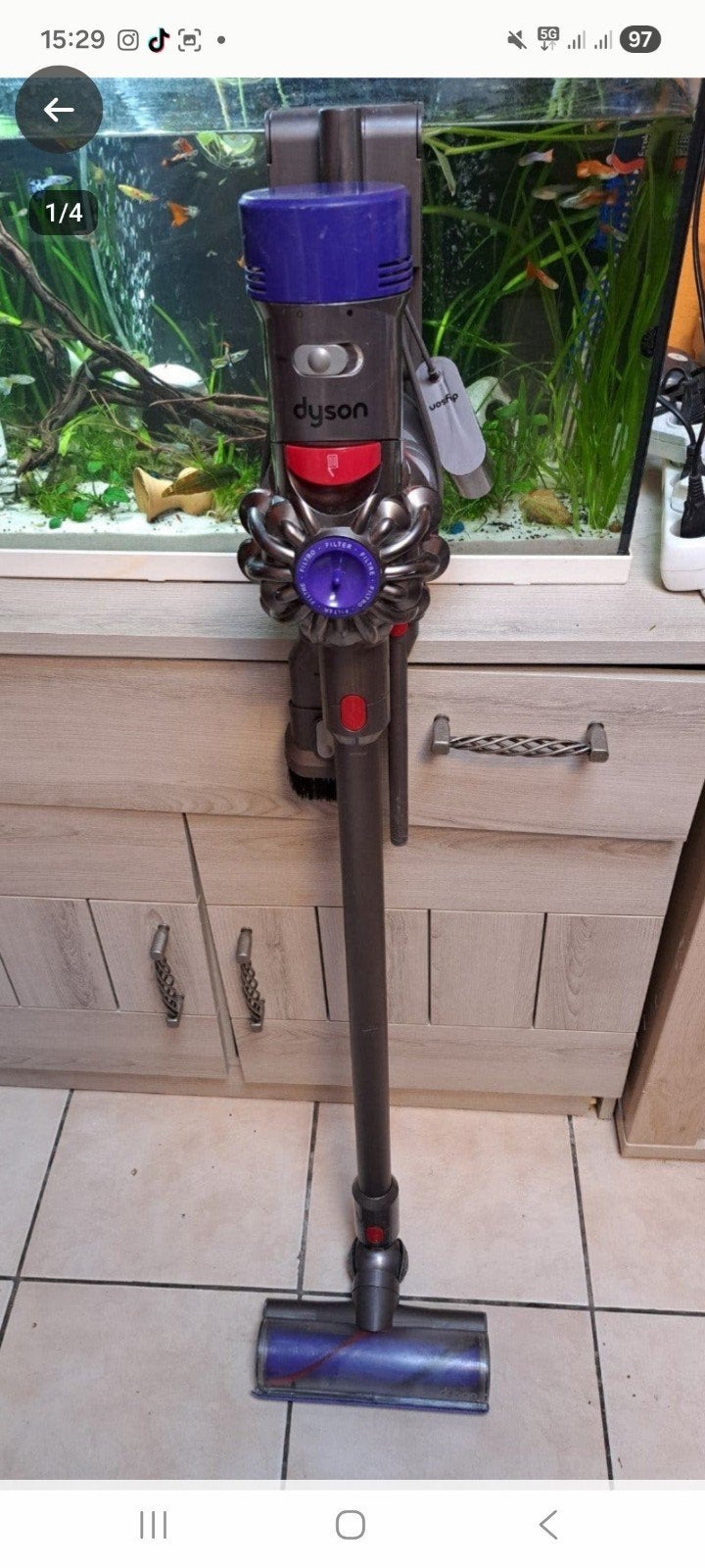 dyson v8 absolute +support mural et ses 2 embouts, Electroménager, Enlèvement ou Envoi, Réservoir, Sans fil, Comme neuf