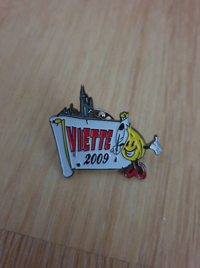 Pin kandidaat prins Aalst carnaval Viette 2009, Verzamelen, Speldjes, Pins en Buttons, Ophalen of Verzenden