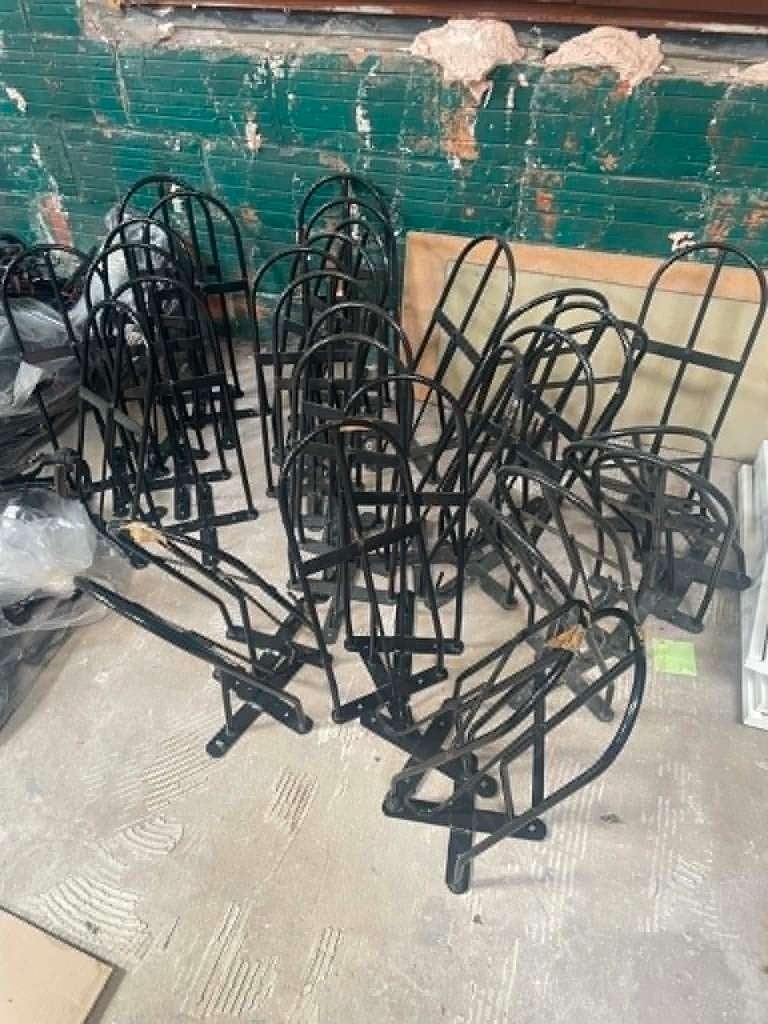 Lot de 33 portes selles équitation en acier noir, Animaux & Accessoires, Enlèvement, Utilisé, Autres disciplines