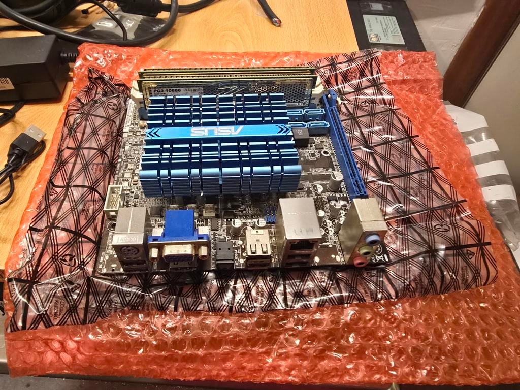 Mini itx moederbord met cpu + nvidia gpu chip + ram, 100% ok, Computers en Software, Gebruikt, DDR3, Ophalen of Verzenden, Mini-ITX