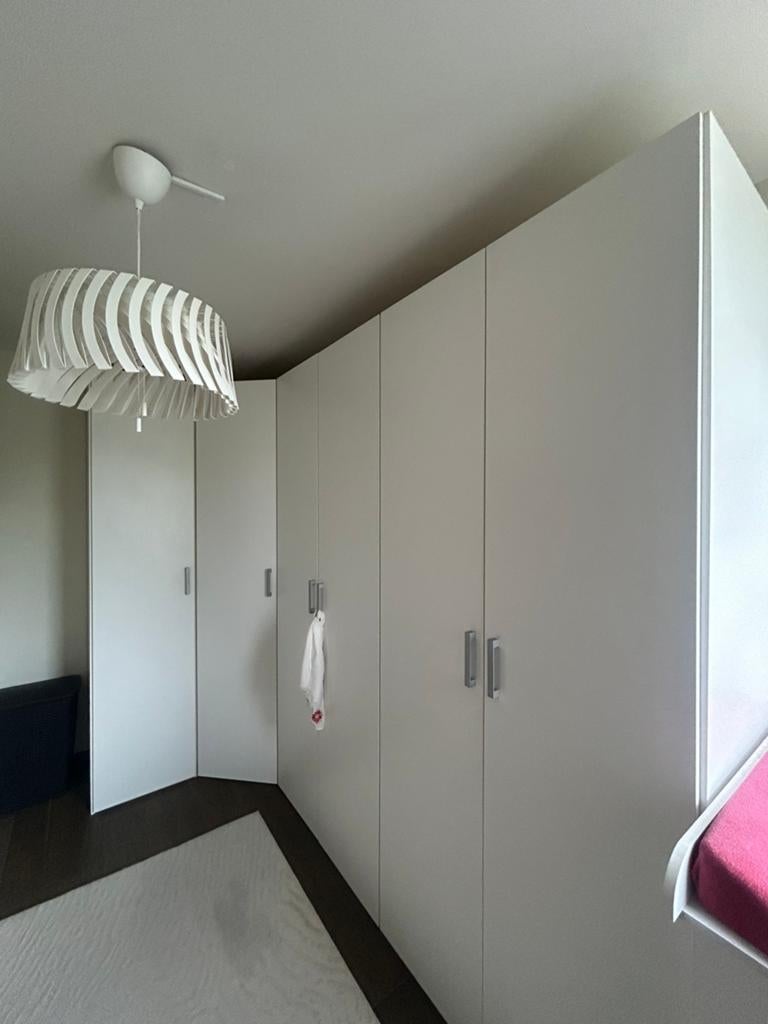 Grote moderne witte inloopkast met hoek, 200 cm of meer, 50 tot 100 cm, Zo goed als nieuw, 50 tot 75 cm