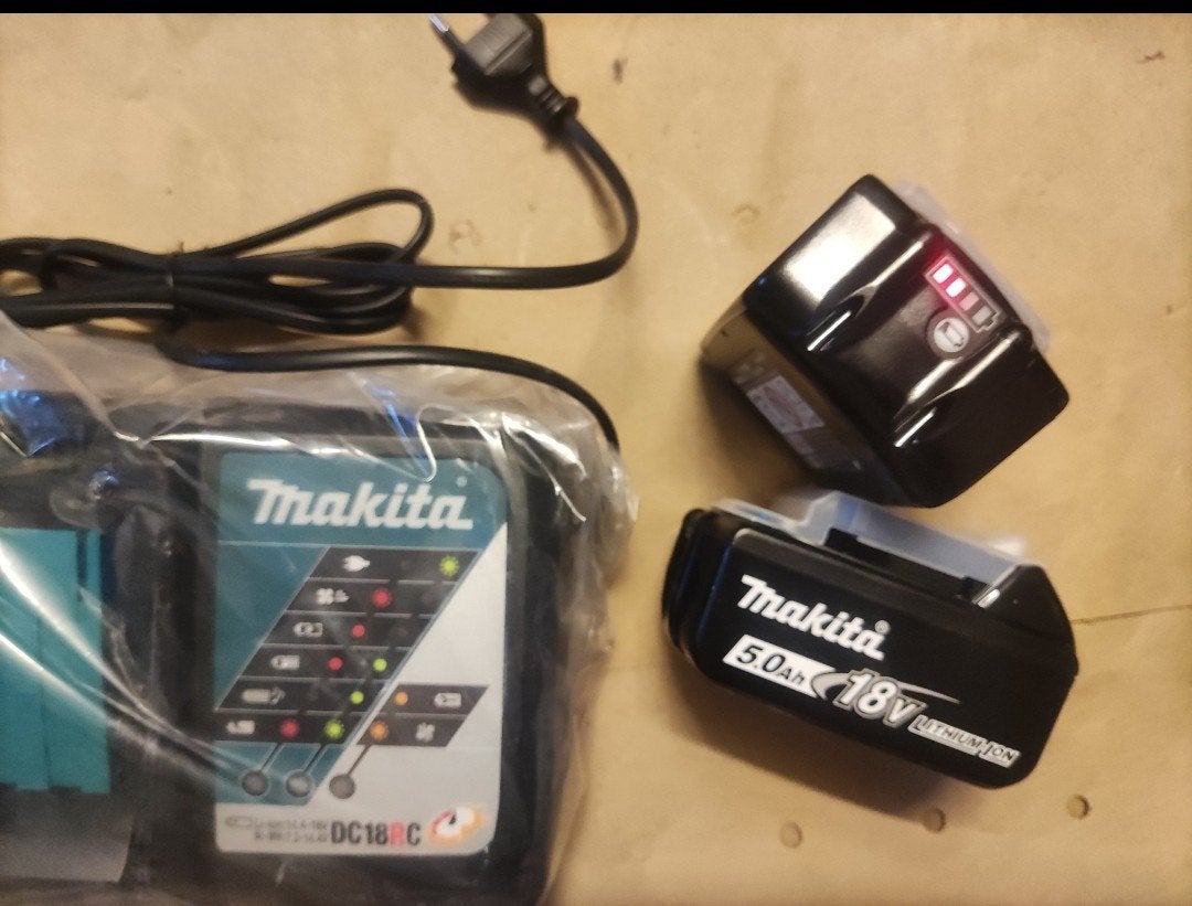 4 x Makita batterijen 18V 5Ah en oplader. Nieuw en origineel, Ophalen