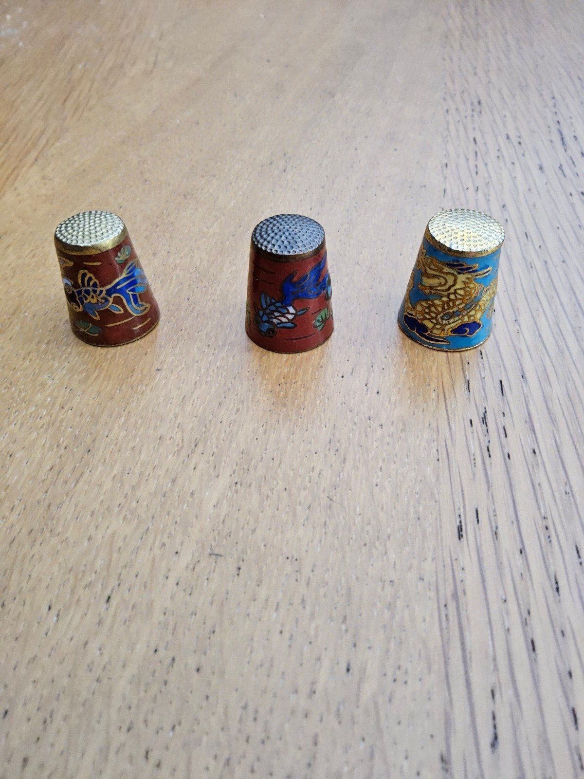 des en métal cloisonné, Enlèvement