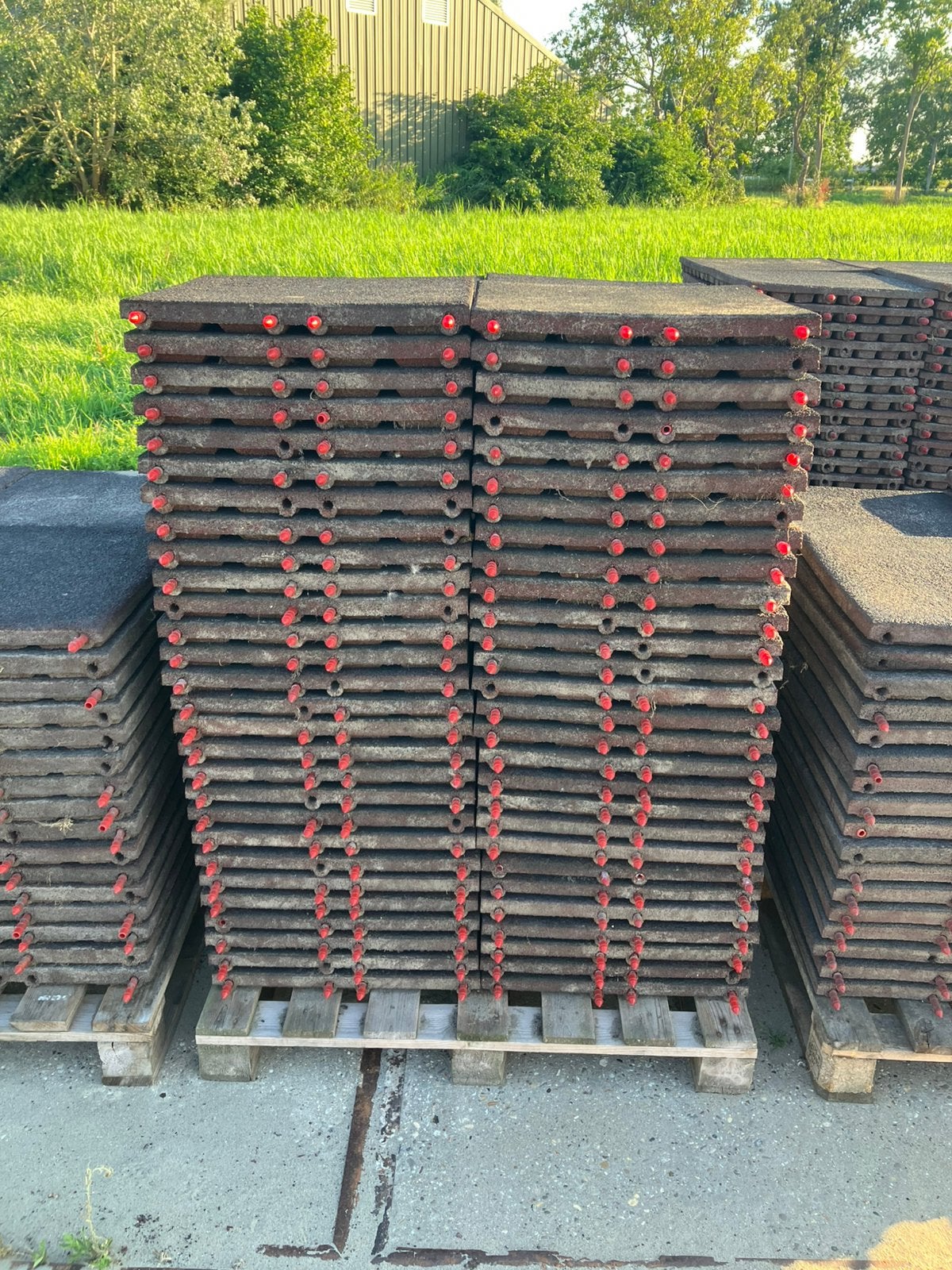 110 vochtdoorlatende rubberen matten 50x50x4,5cm, Tuin en Terras, Ophalen, Zo goed als nieuw