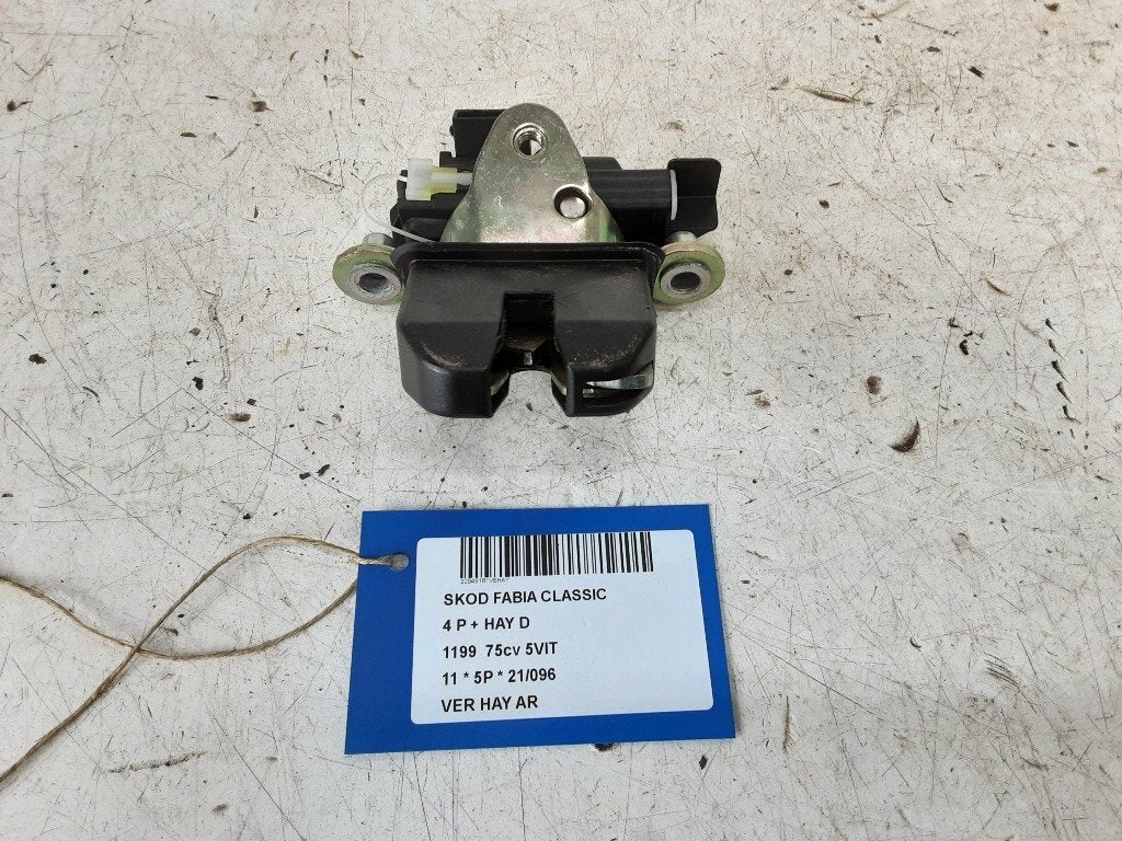 SERRURE COFFRE Skoda Fabia II (5J) (5J0827501B), Autos : Pièces & Accessoires, Utilisé, Skoda, Haillon arrière