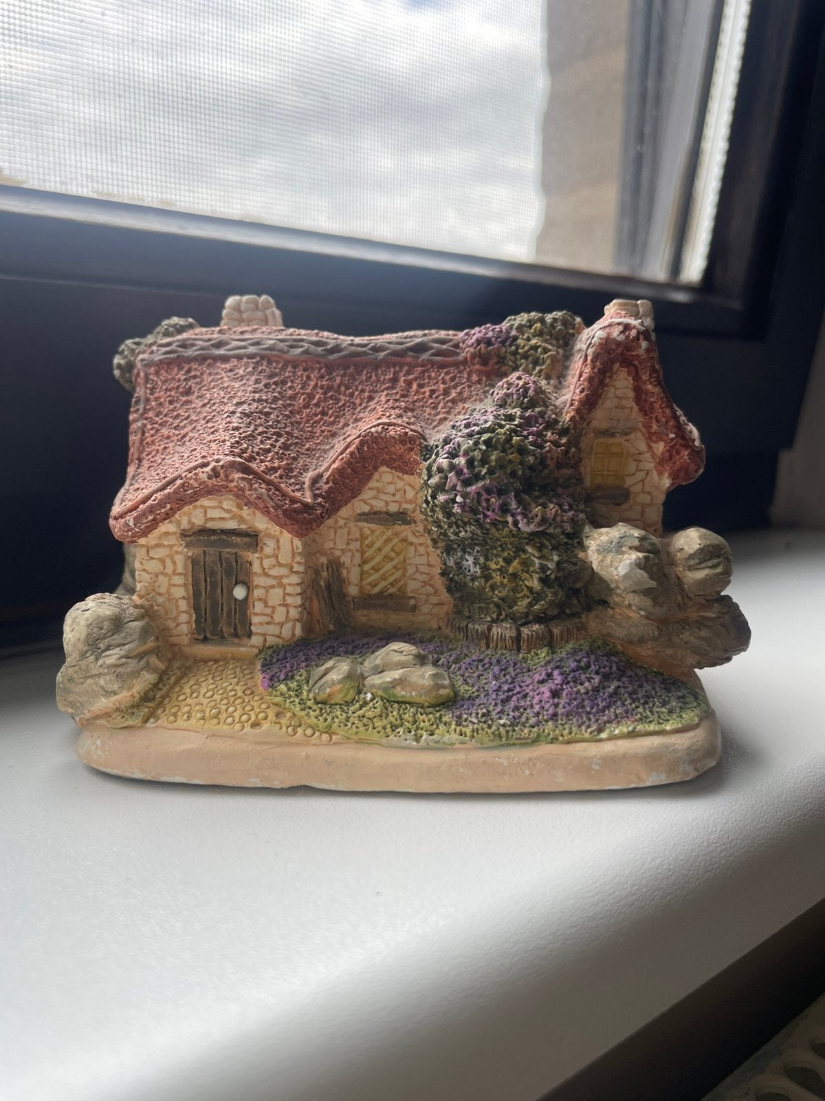 Maison décorative vintage en céramique — ornement rural, Collections, Statues & Figurines, Comme neuf, Autres types, Enlèvement ou Envoi