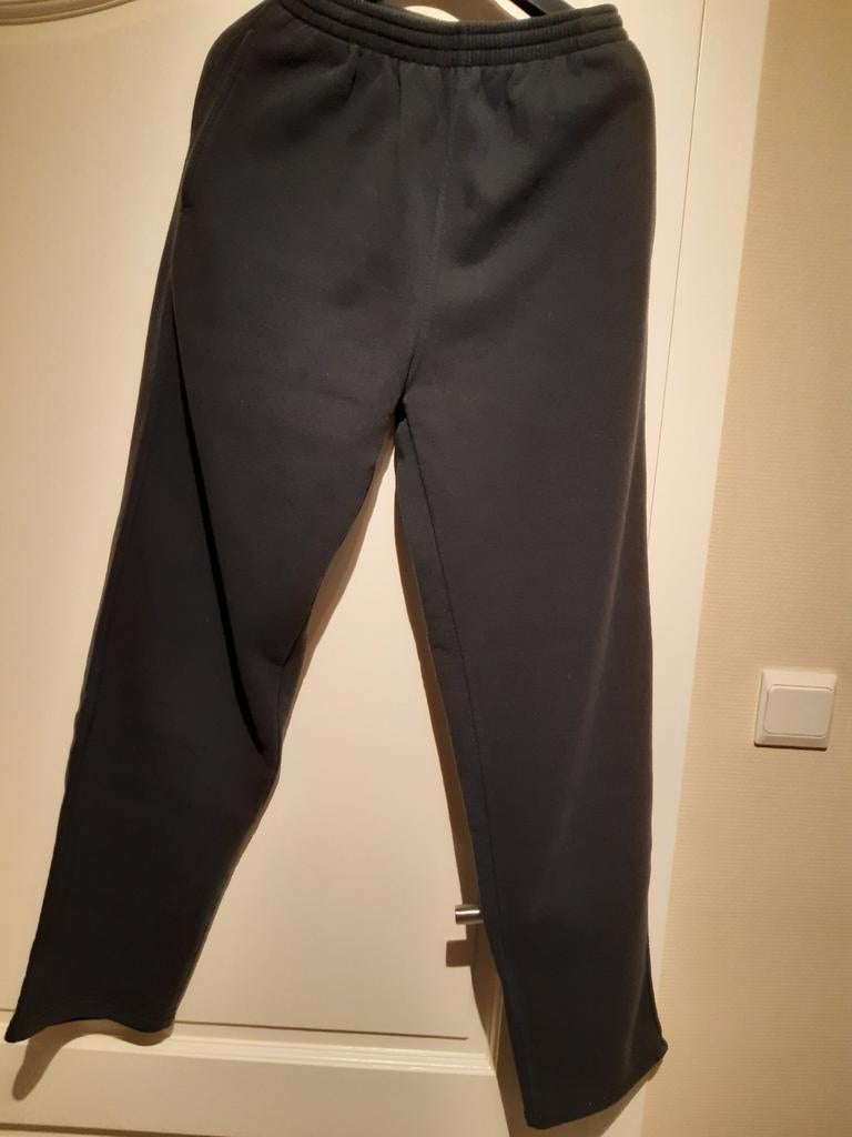 Blauwe trainingsbroek maat M.65% polyester, 35% katoen., Andere, Ophalen of Verzenden, Algemeen, Maat 48/50 (M)