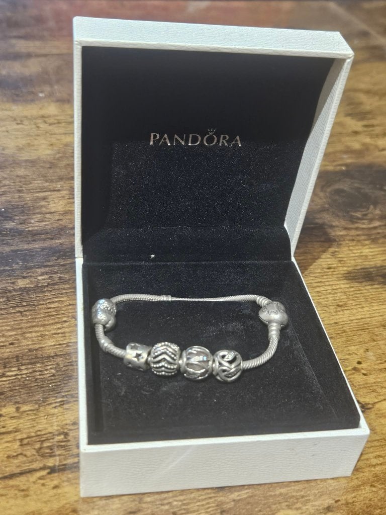 Bracelet Pandora avec 4 charms + écrin d’origine, Bijoux, Sacs & Beauté, Enlèvement ou Envoi, Utilisé, Argent, Argent