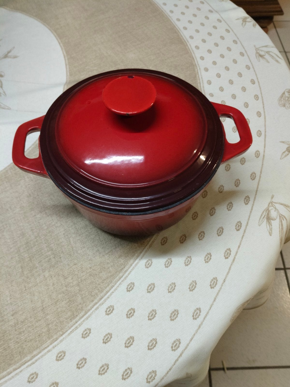 24 CM gietijzeren kookpot in nieuwstaat lees beschrijving, Ophalen