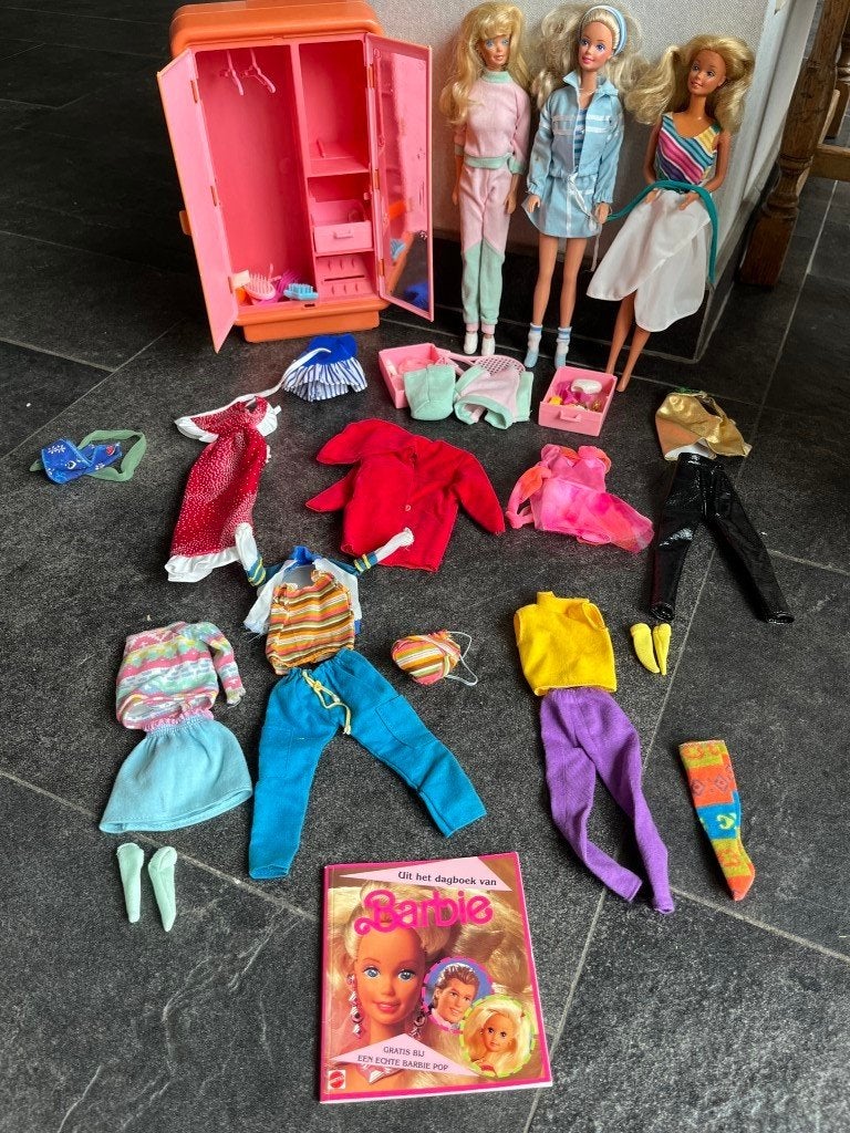 3 vintage barbies - 11 kleertjes en toebehoren- kleerkast, Verzamelen, Ophalen of Verzenden, Kleertjes