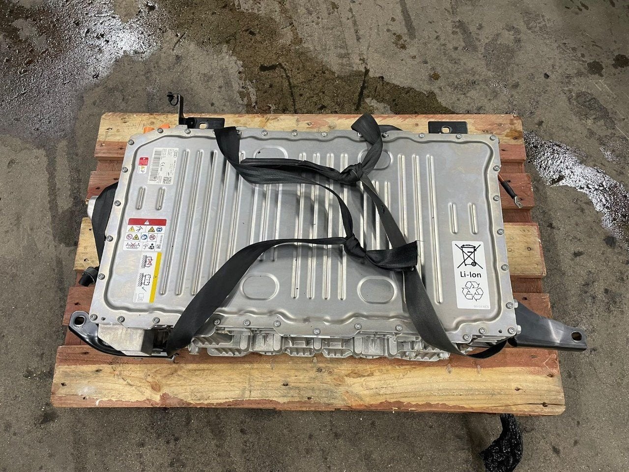 Hybride hoogspannings accu Audi Q8, Onderdelen@venauto.nl, Van der Ven Autorecycling B.V., Gebruikt, Ettenseweg 76, 4706 PB Roosendaal, The Netherlands