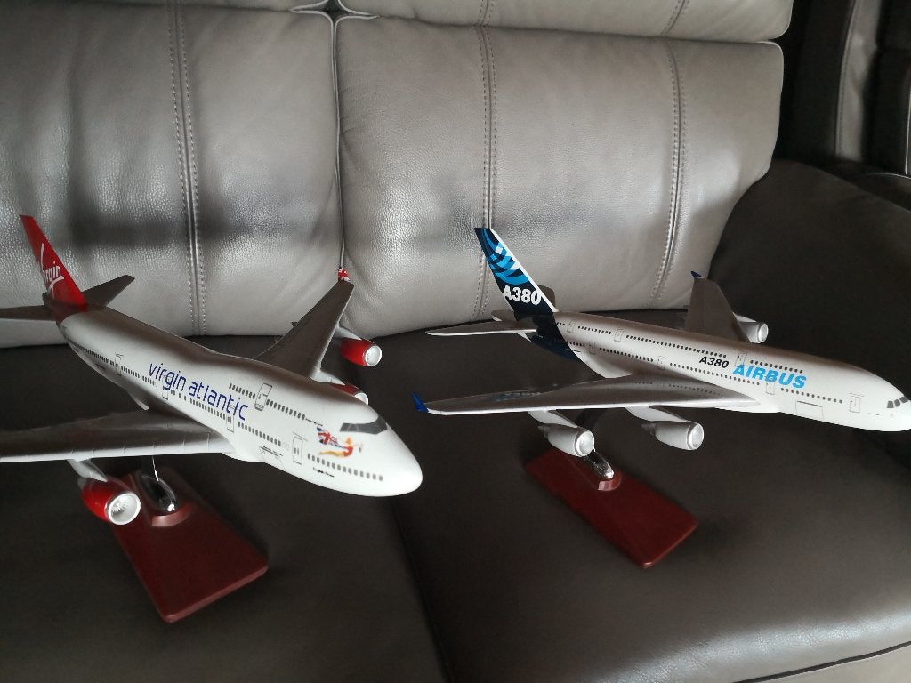 Set van twee schaalmodel vliegtuigen op staander, Collections, Aviation, Enlèvement, Modèle réduit