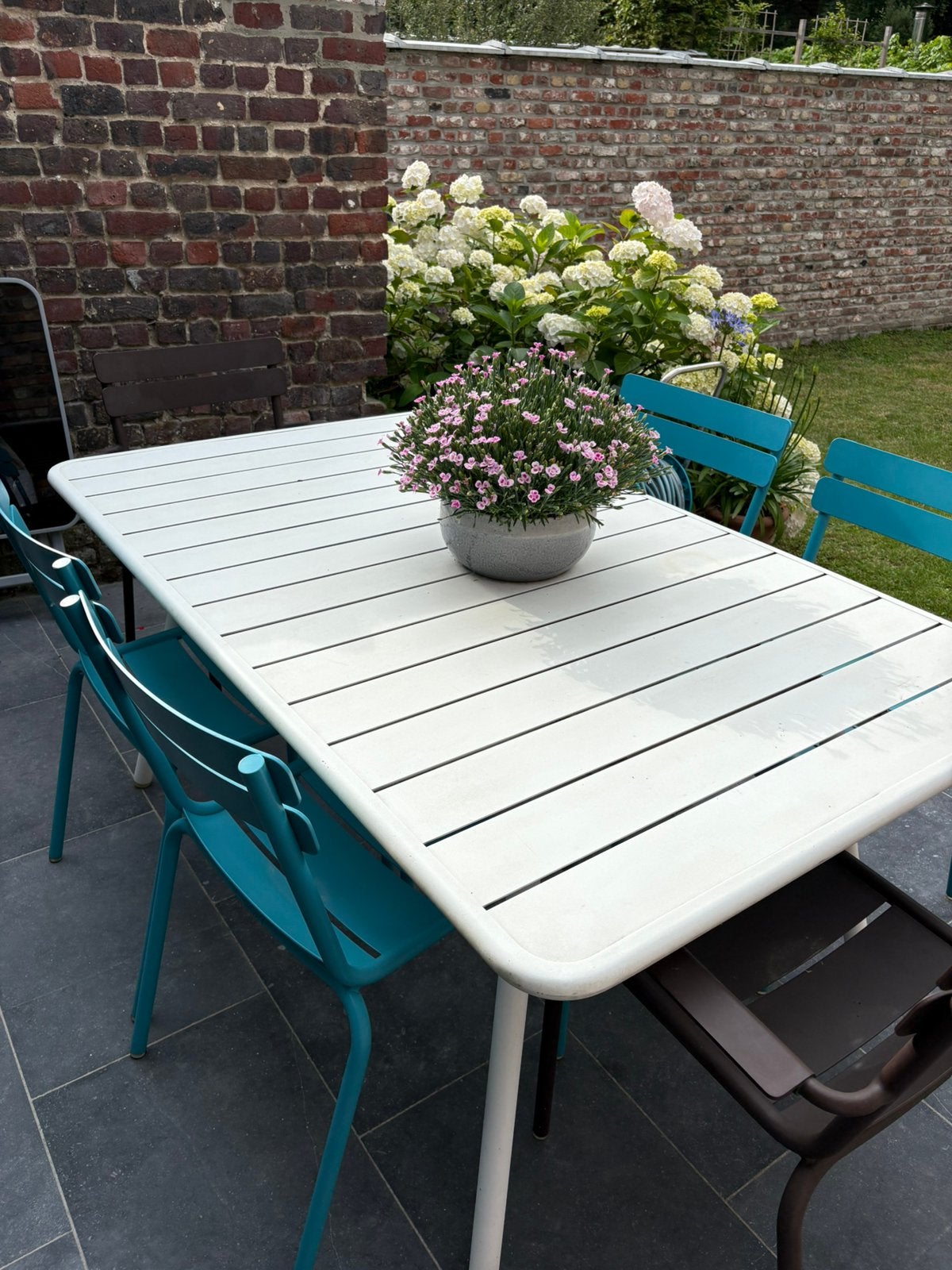 Fermob witte tafel met 6 stoelen Luxembourg - gereserveerd, Tuin en Terras, Ophalen, Gebruikt, 6 zitplaatsen, Aluminium