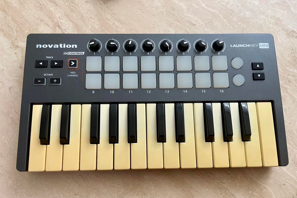 Novation & Akai Midi controllers, Enlèvement ou Envoi, Comme neuf