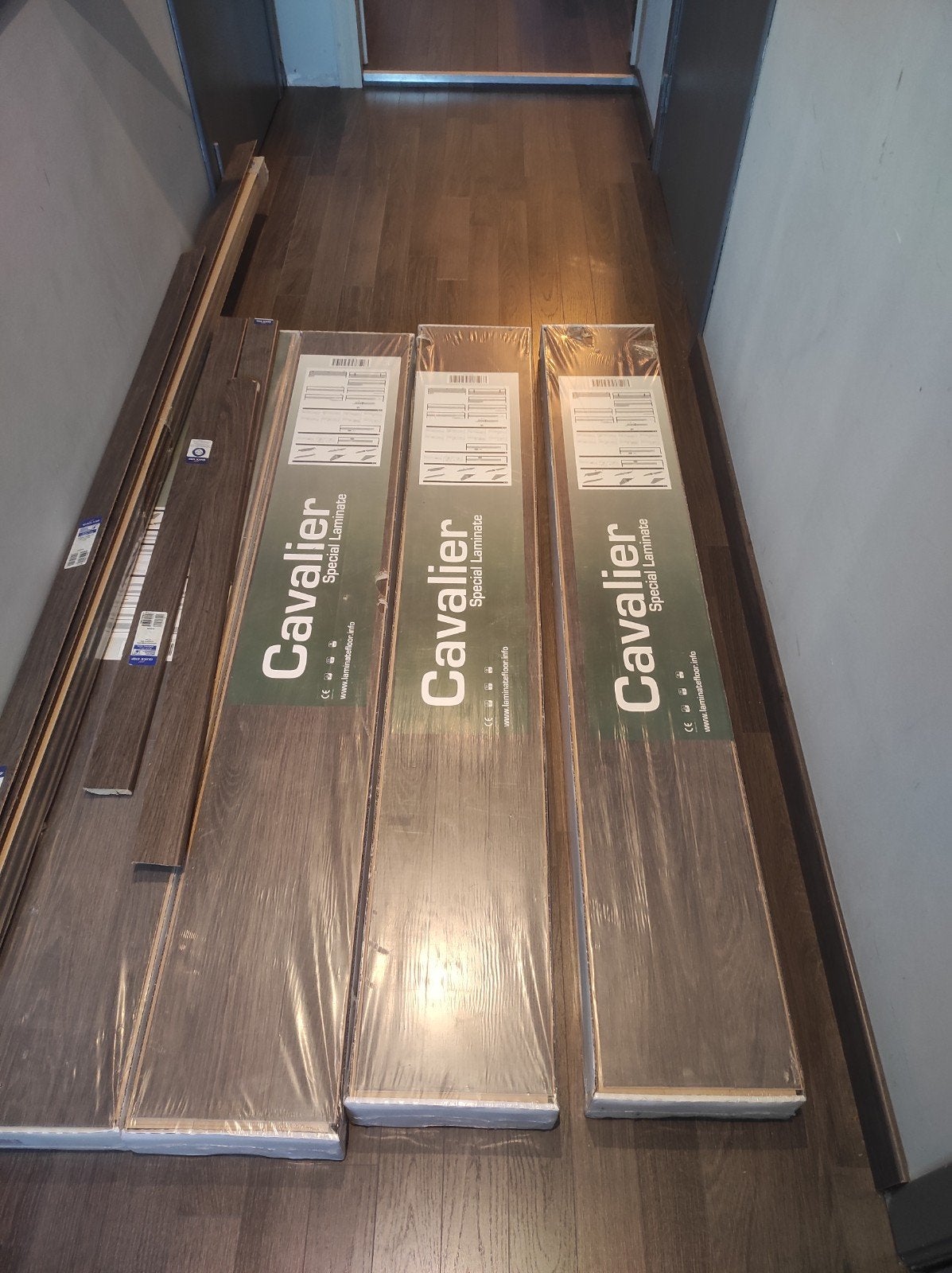 Laminaat donker bruin 4 pakken en plinten, Overige materialen, 50 tot 150 cm, Nieuw, 5 tot 10 m²