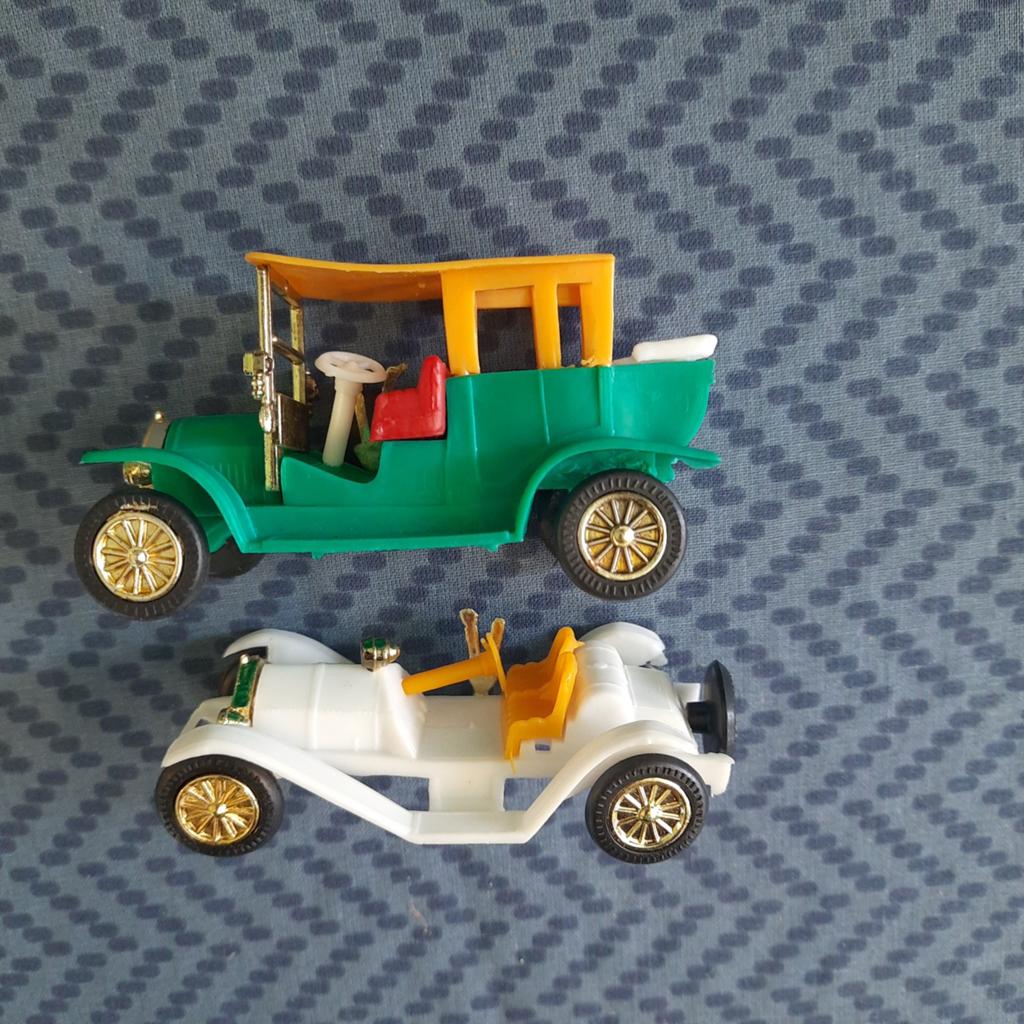 2 AUTOS ANCIENS EN PLASTIQUE *CA. 1:55 *VINTAGE* MARQUE, Enlèvement, Comme neuf, Voiture, Autres marques