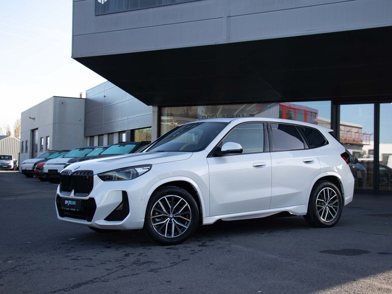 BMW iX1 xDrive30 270PK |CAMERA|NAVI|CARPLAY|OPEN DAK|, Zwart, 0 kg, Wit, 5 zetels