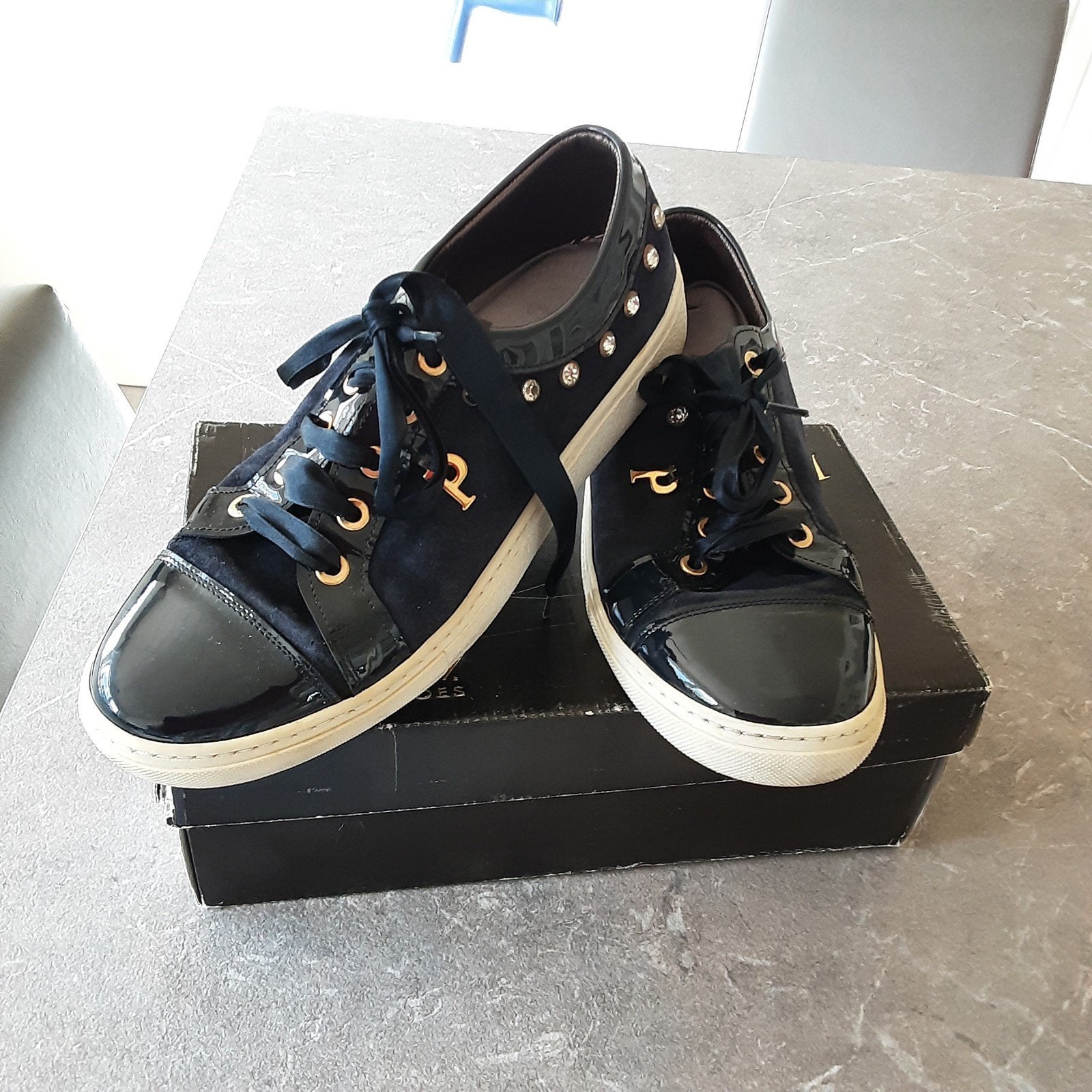 PEDICATY trendy donkerblauwe sneaker mt 44 perfecte staat, Ophalen of Verzenden