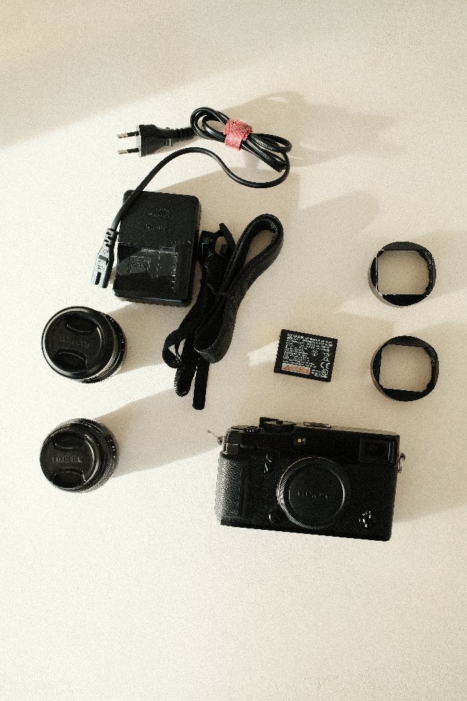 Fujifilm X-Pro2 + XF 23mm f/2 + XF 35mm f/2 + accessoires, Sans zoom optique, Utilisé, Appareil photo hybride, Pare-soleil