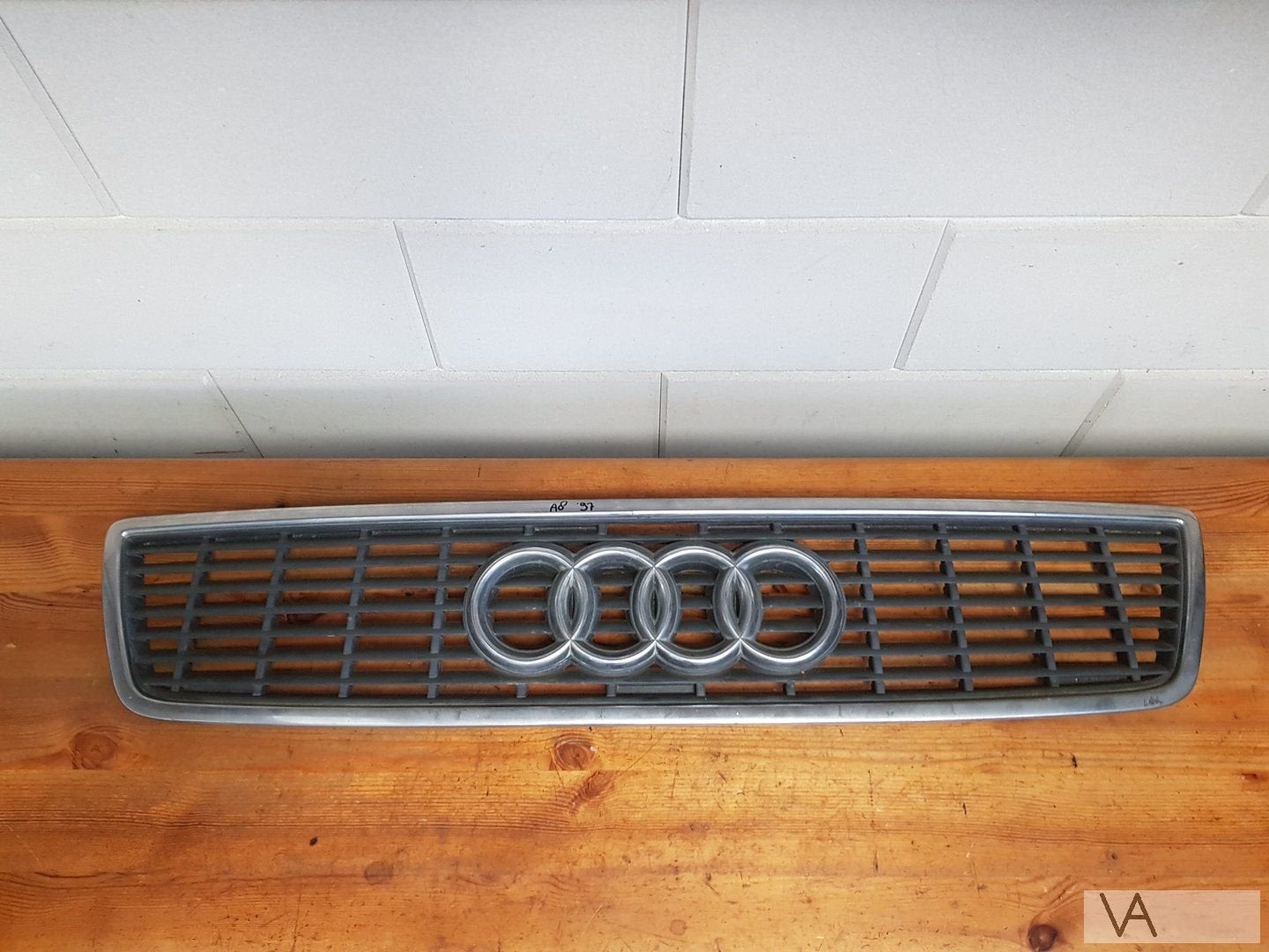 Audi A8 grille in motorkap 1994 - 1998 nette staat €40, -, Audi, Utilisé, -