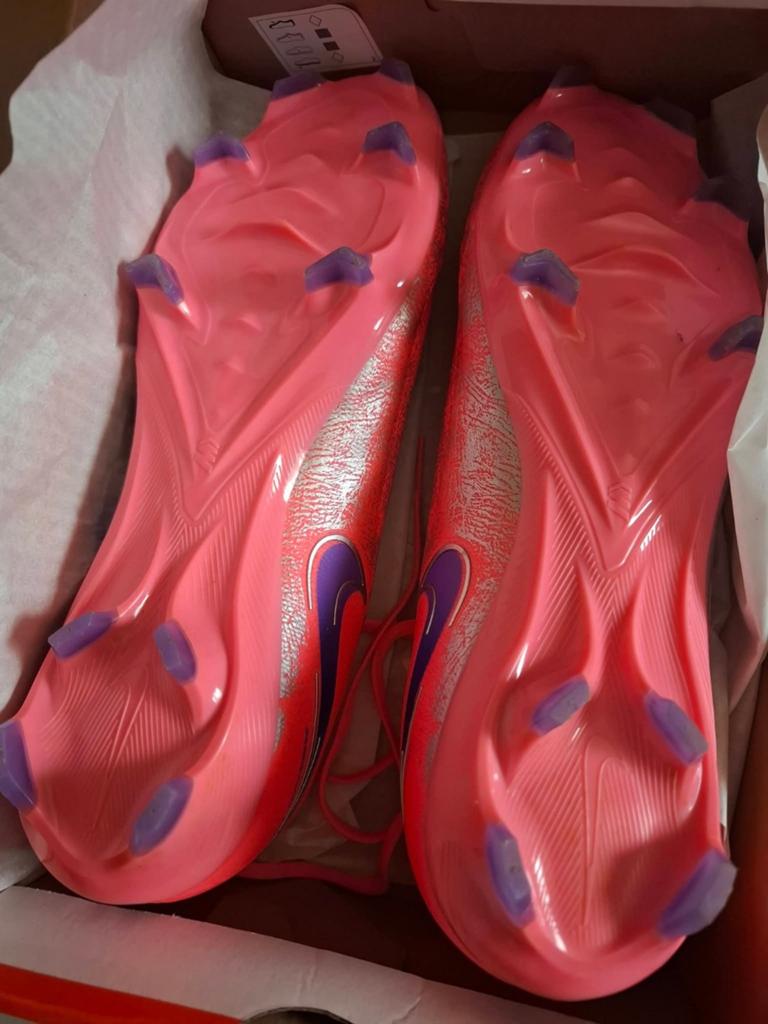 Chaussures football,  de couleurs roses pointure 42.5, Enlèvement, Chaussures