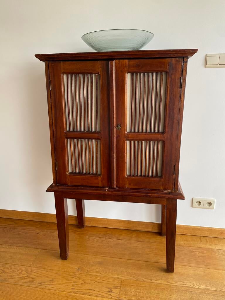 Klein meubelstuk van Vietnamese oorsprong, Ophalen