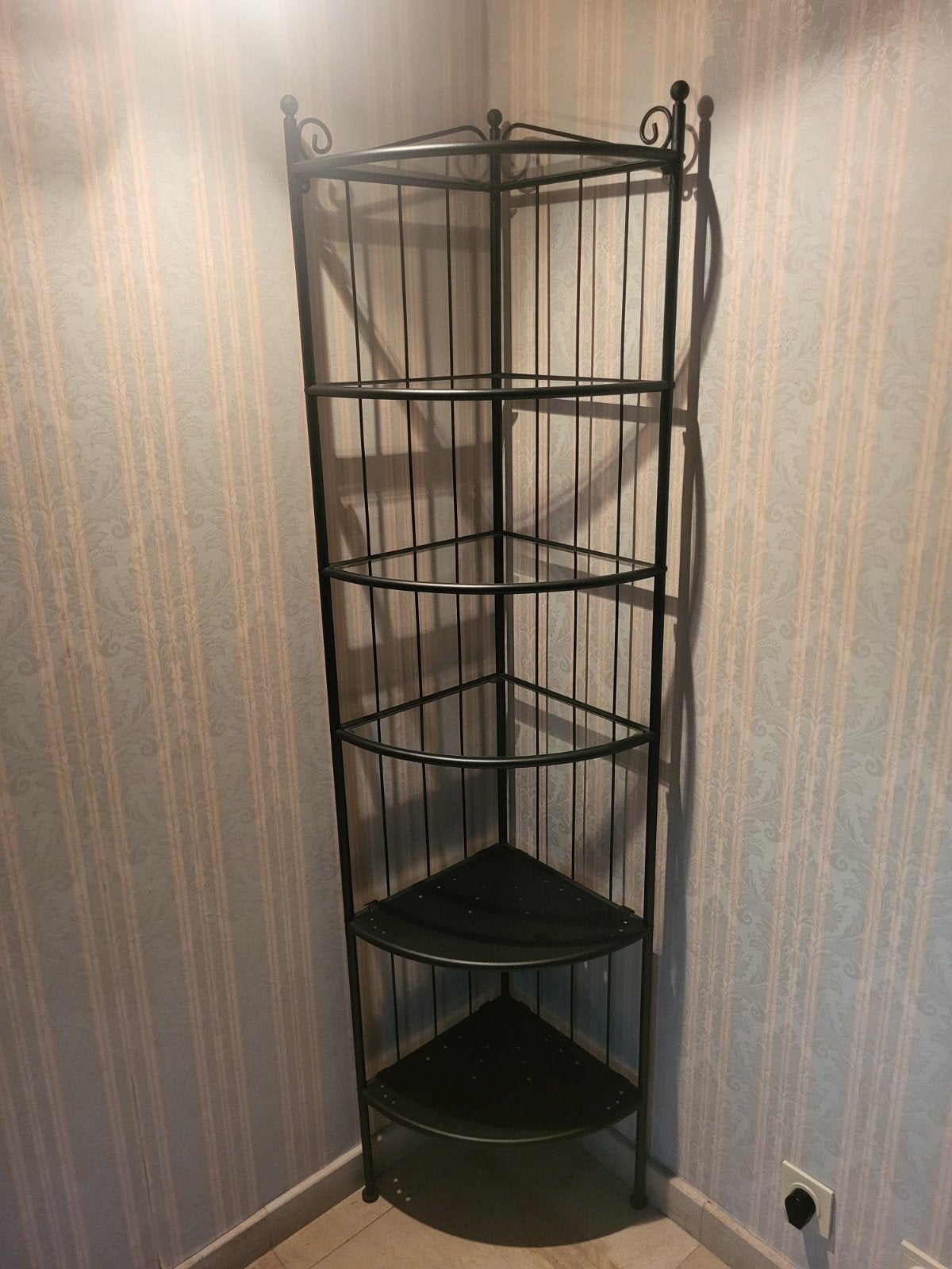 Open vitrinekast 
Zwart metalen frale met glazen legplanken, Huis en Inrichting, Ophalen