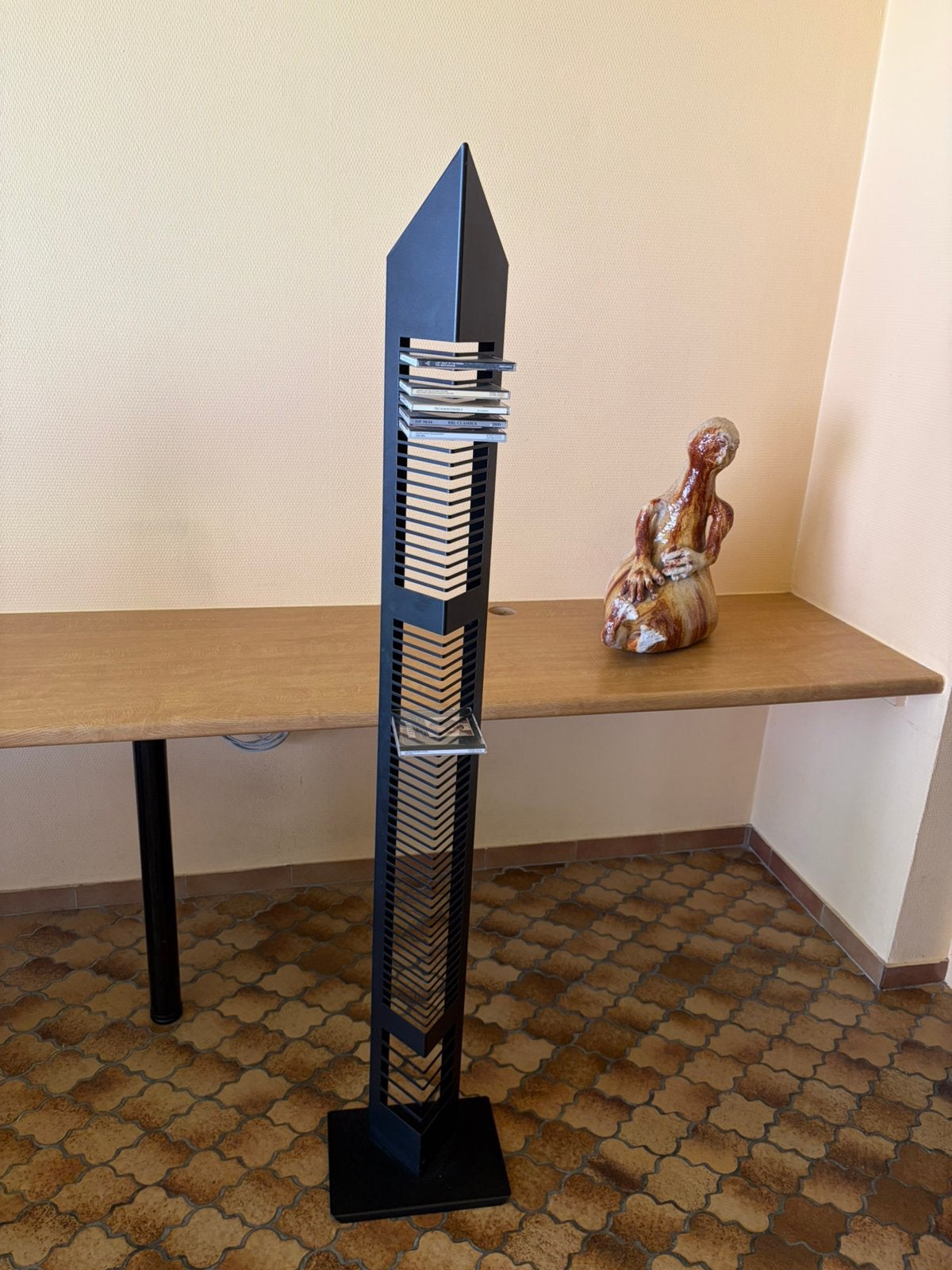 Stijlvolle, moderne design CD-toren – Ruimtebesparend, Ophalen, Zo goed als nieuw, Metaal, Cd's