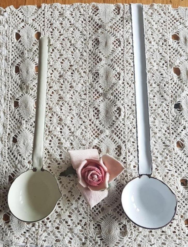 2 Oude emaille sauslepels, wit, creme met resedagroene rand, Ophalen of Verzenden