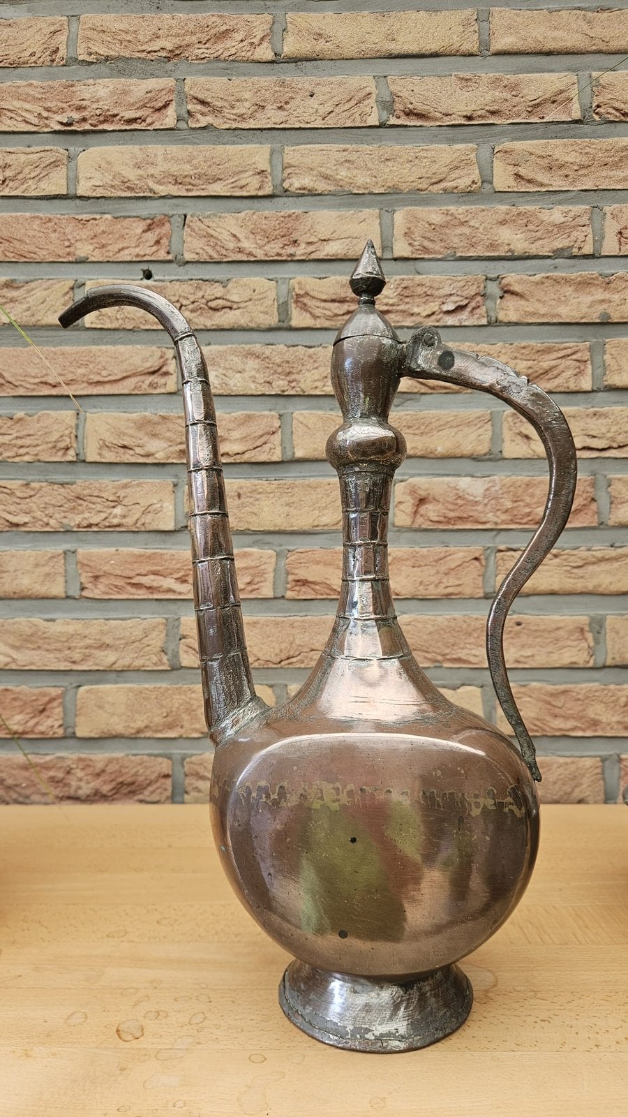Koperen schenkkan (Arabisch), Ophalen