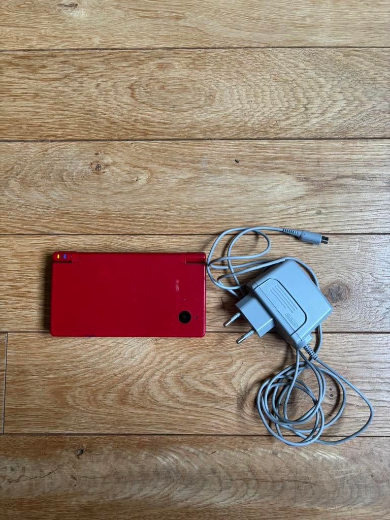 Nintendo Ds Rouge avec chargeur, Games en Spelcomputers, Spelcomputers | Nintendo DS, Zo goed als nieuw, DS Lite, Rood, Ophalen of Verzenden