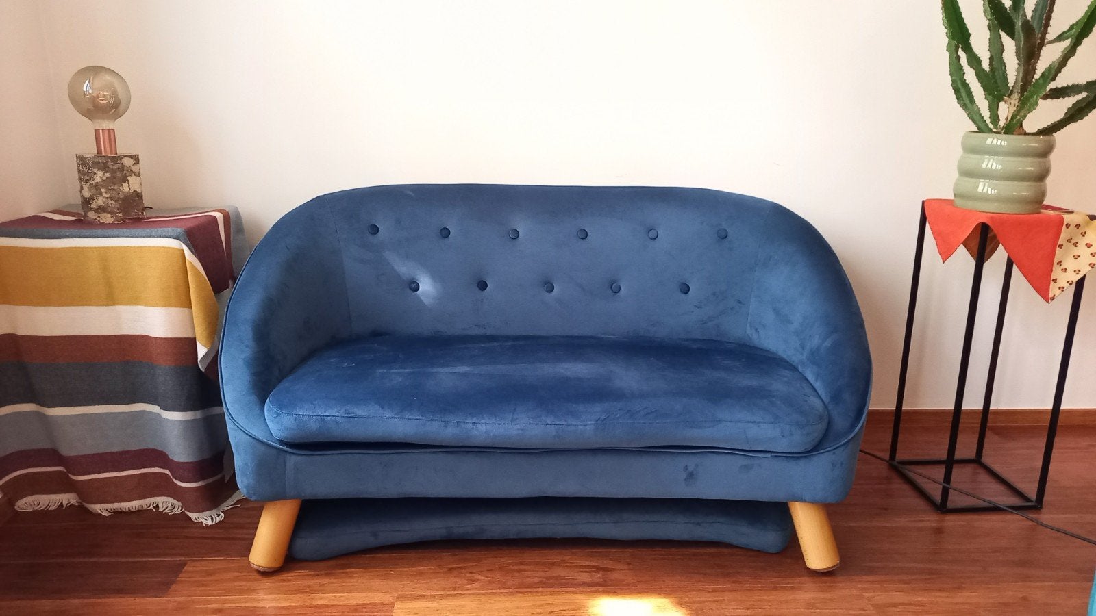 Petit canapé 2 places Sonia – Velours bleu, Maison & Meubles, Moins de 75 cm, Moins de 150 cm, Bois, Enlèvement