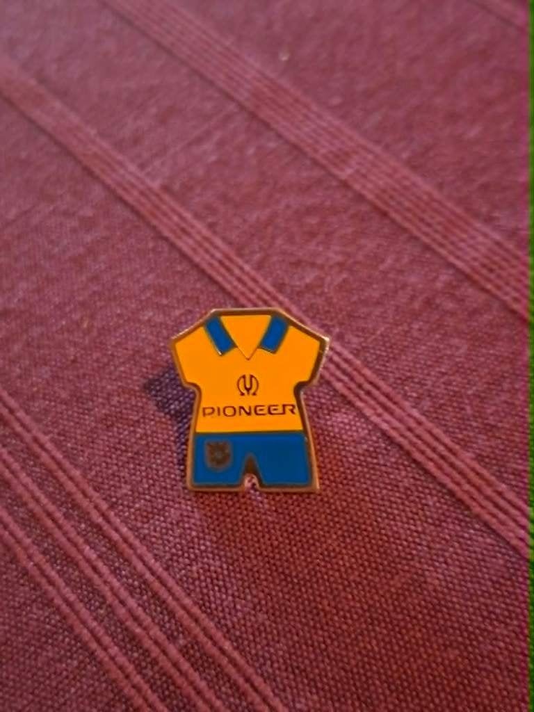 pin/speldje : SK Beveren / 1992 / Voetbaltenue, Ophalen of Verzenden, Zo goed als nieuw, Sport, Speldje of Pin
