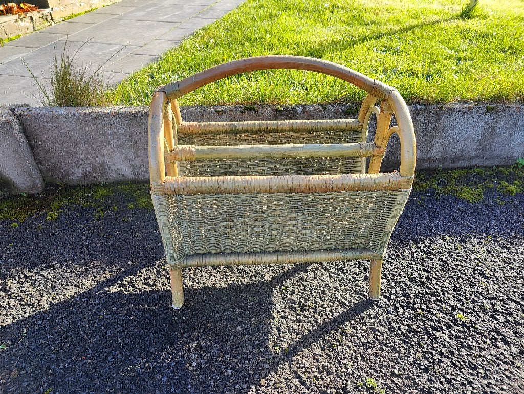 Vintage rotan krantenbak, Huis en Inrichting, Woonaccessoires | Krantenbakken en Lectuurbakken, Krantenbak, Ophalen, Gebruikt