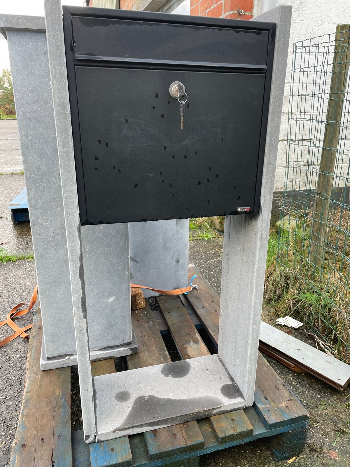 Brieven in blauwsteen, Ophalen, Nieuw, Hardsteen, Staande brievenbus