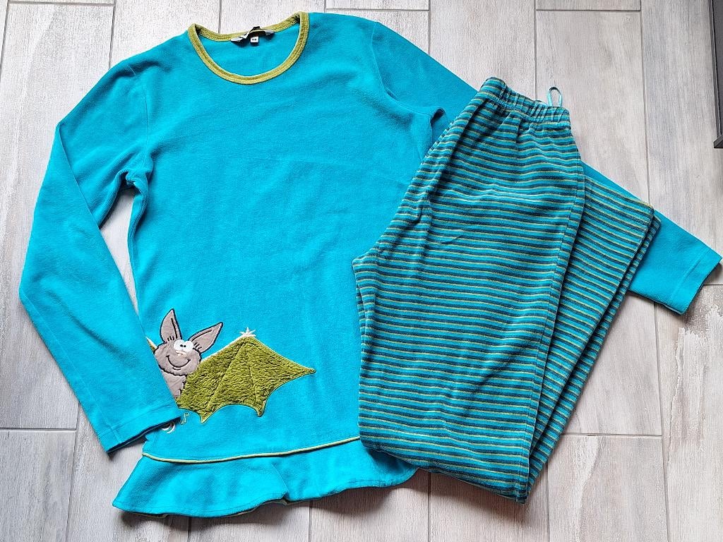 ✿ M164 - Woody pyjama velours thema vleermuis, Enfants & Bébés, Enlèvement ou Envoi, Comme neuf, Vêtements de nuit ou Sous-vêtements