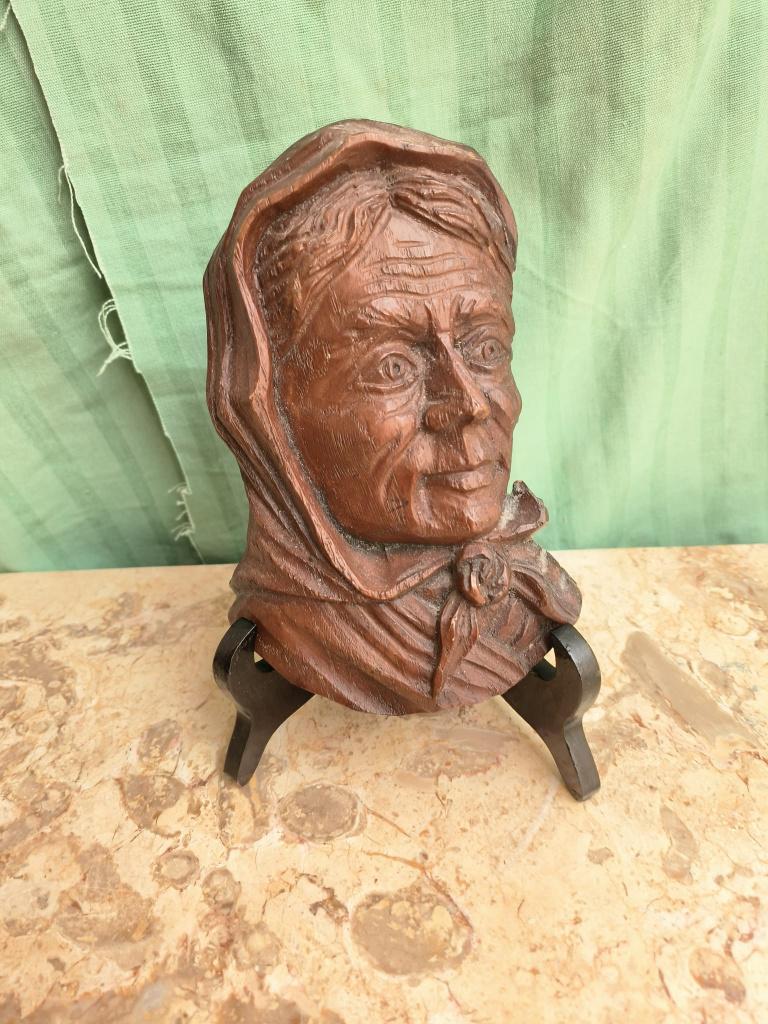 Bruine stenen ets van een vrouwenhoofd, Antiek en Kunst, Kunst | Etsen en Gravures, Ets, Portret, 19 cm, Ophalen of Verzenden
