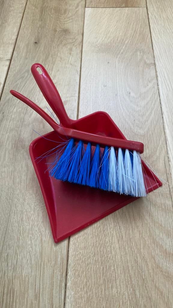 Speelgoed vuiblik met handborstel, Ophalen