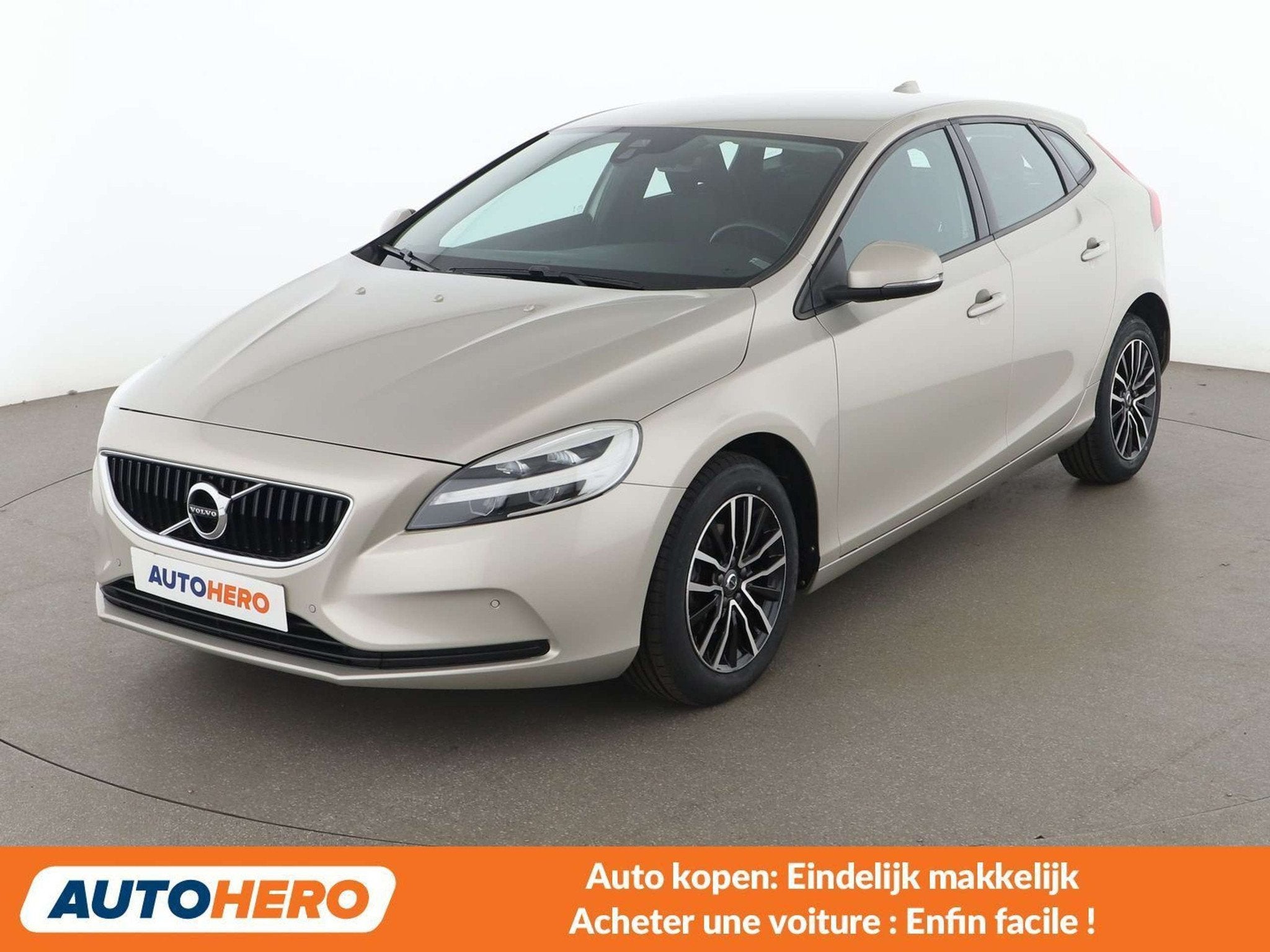 Volvo V40 2.0 D2 Momentum (année de construction 2019), Autos, Achat, Euro 6, Boîte manuelle, 5 portes