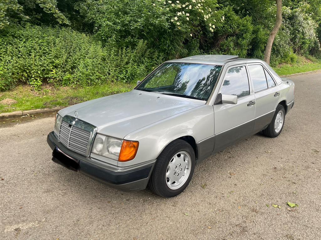 Mercedes 250d oldtimer-automaat van bouwjaar 1990, foto 4