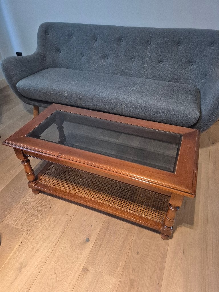 Houten salontafel met glazen blad en rotan legplank, Huis en Inrichting, Ophalen, Minder dan 50 cm, 50 tot 100 cm, Klassiek