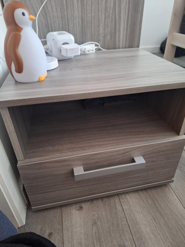 Nachttafel nolan (ook babybed en commode te koop), Ophalen, Zo goed als nieuw