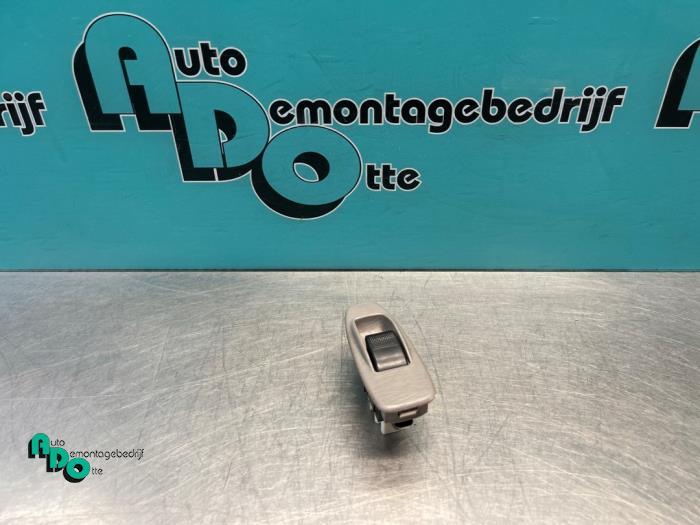 Commutateur vitre électrique d'un Mazda Premacy (Premacy 98, -, 3 mois de garantie, Mazda, Utilisé