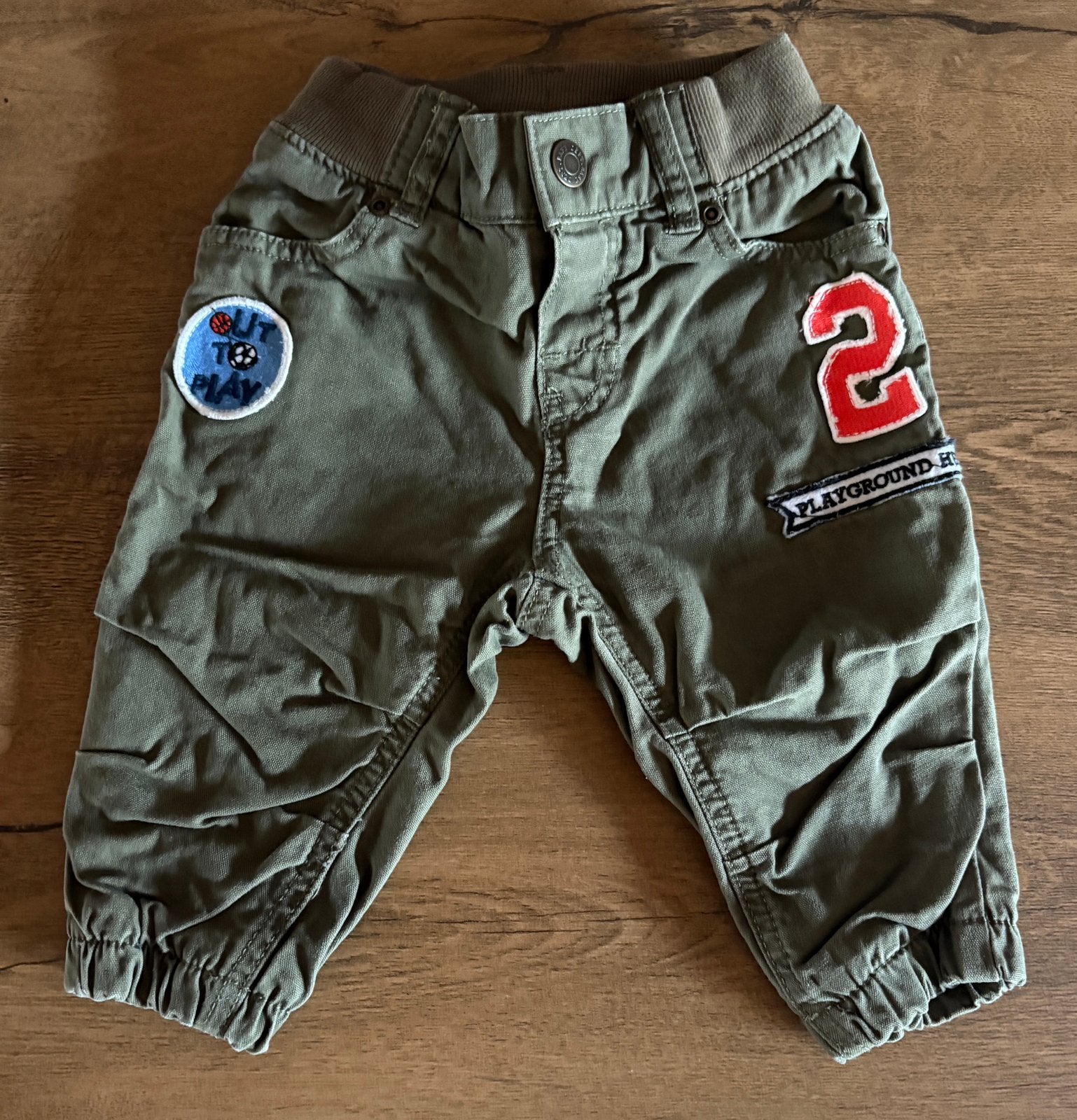 Pantalon kaki avec écussons H&M - 6 mois - 5€, Enlèvement ou Envoi, Comme neuf, Garçon, Pantalon