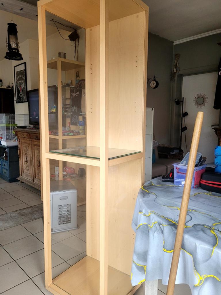 Vitrine kast, Ophalen