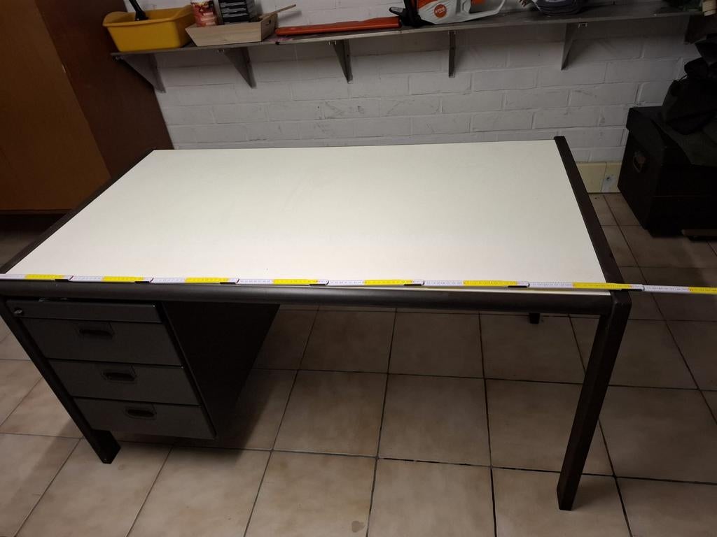 bureau met metalen schuiven., Ophalen